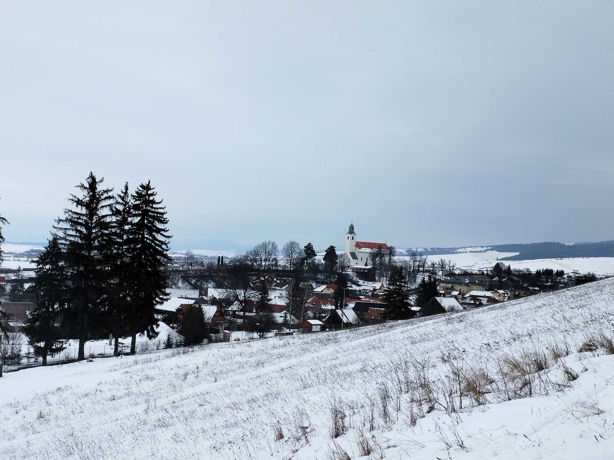 A távolban Csobotfalva temploma. 