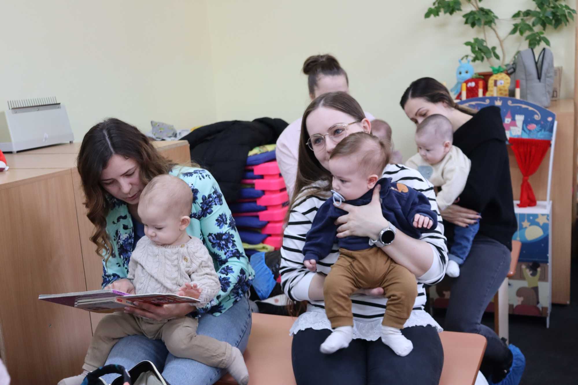 Ajándékot kaptak a családok.