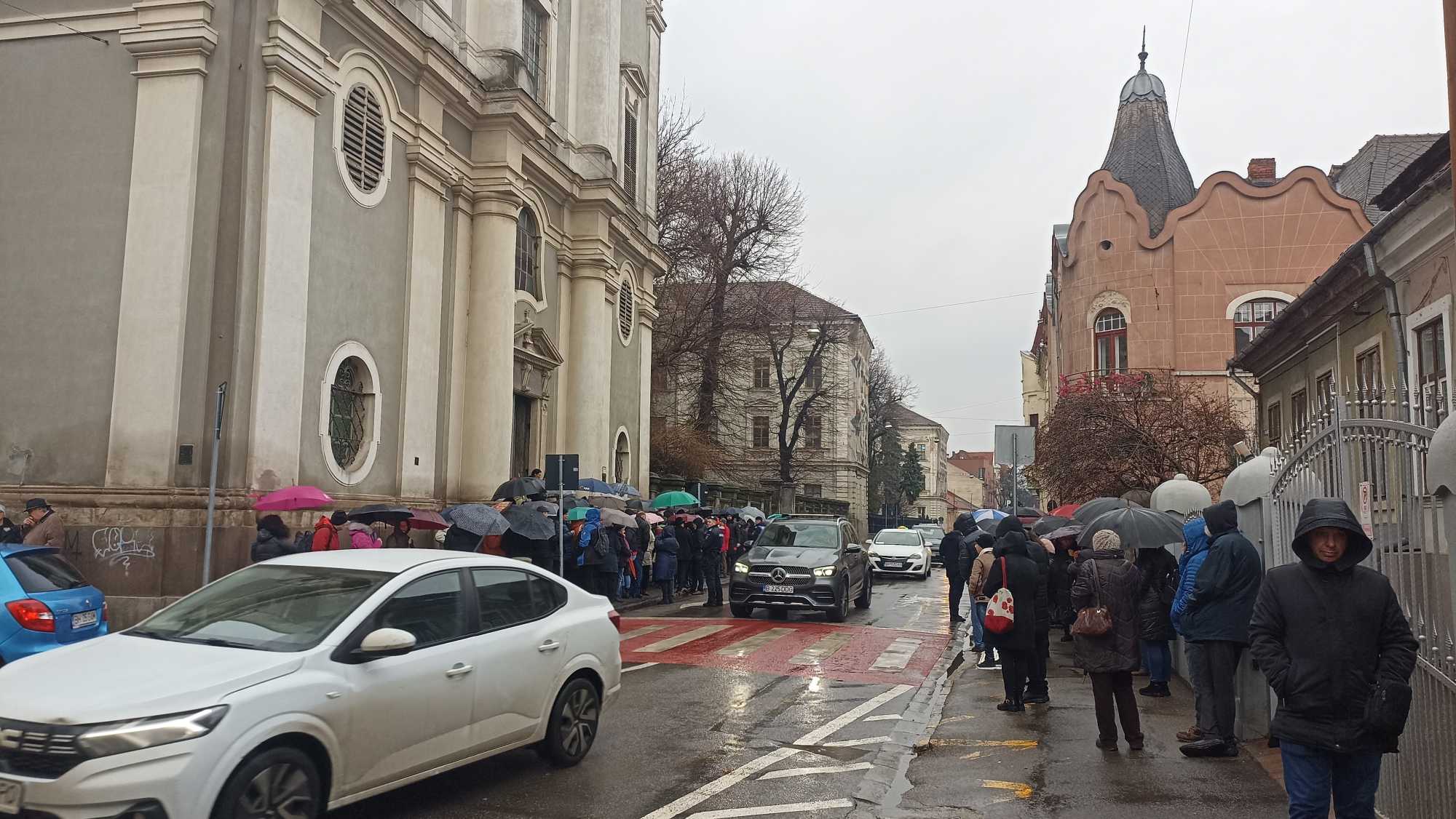 Közel kétszázan gyűltek össze a templom előtt | Fotó: A szerző felvétele