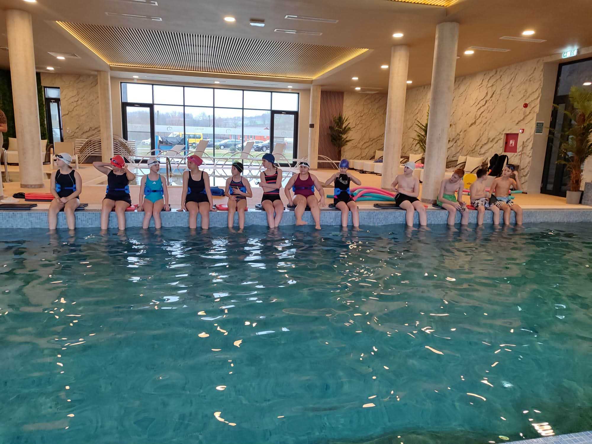 Már elkezdték az úszásoktatást.