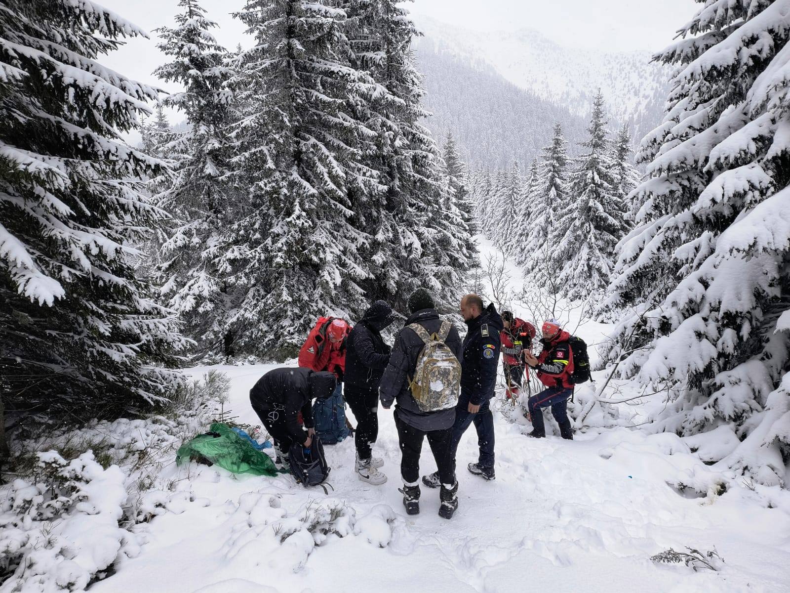 A havasok akár legveszélyesebb pontjairól kell embereket menteniük a hegyimentőknek a háború kitörése óta. | Fotók forrása: a máramarosi hegyimentők Facebook-oldala