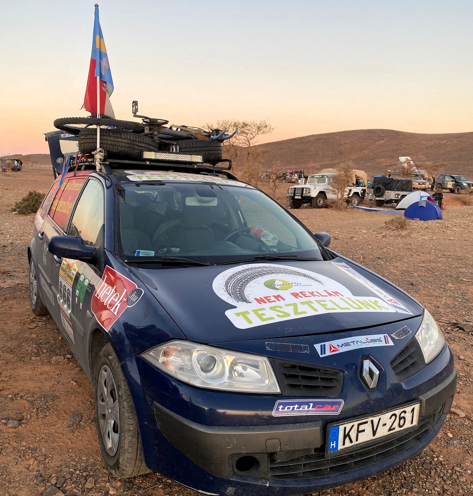 Székely-magyar lobogó az autón.