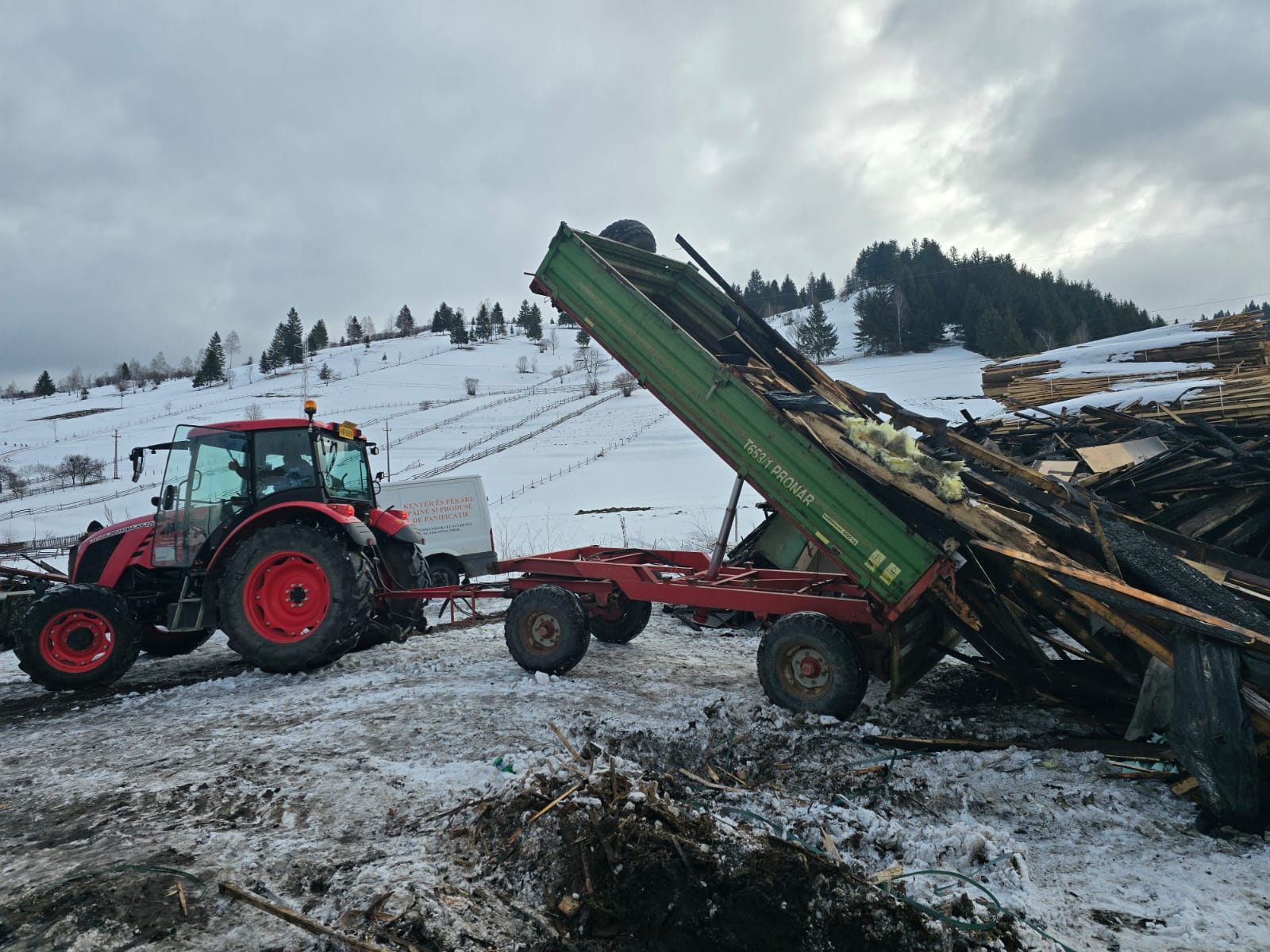 Volt, aki munkagéppel érkezett.