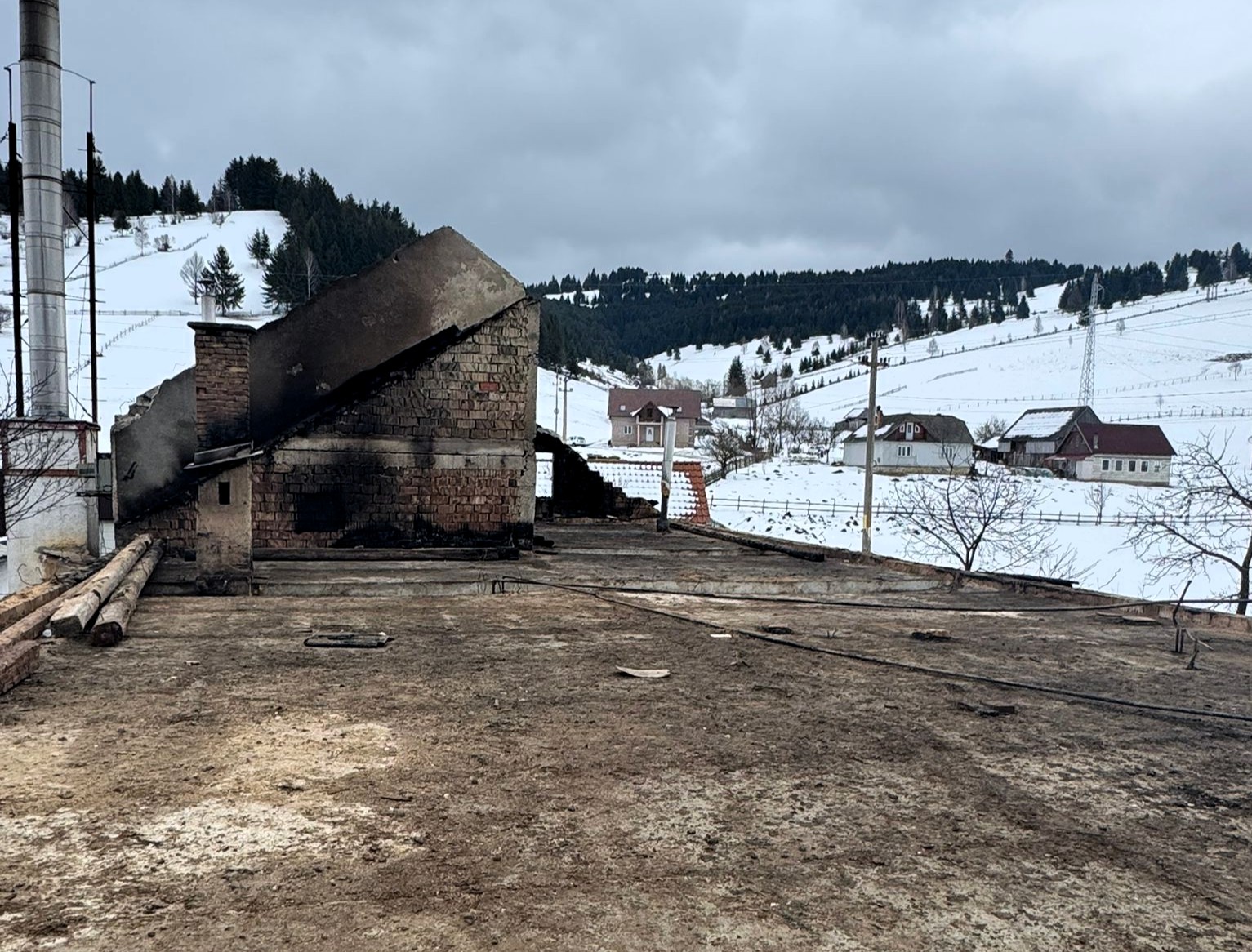Kora délután már így nézett ki a tető.