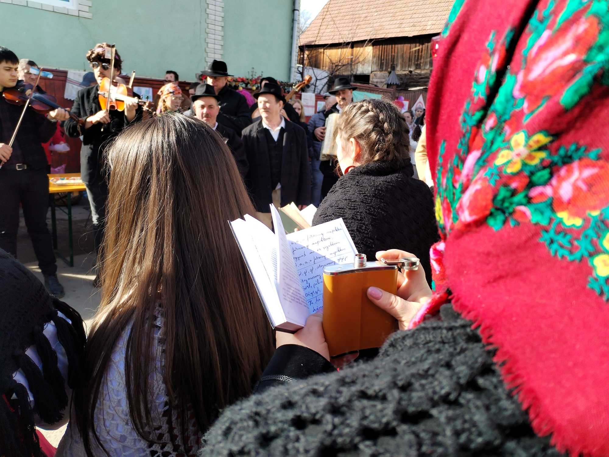 Énekeskönyvek a kézben.