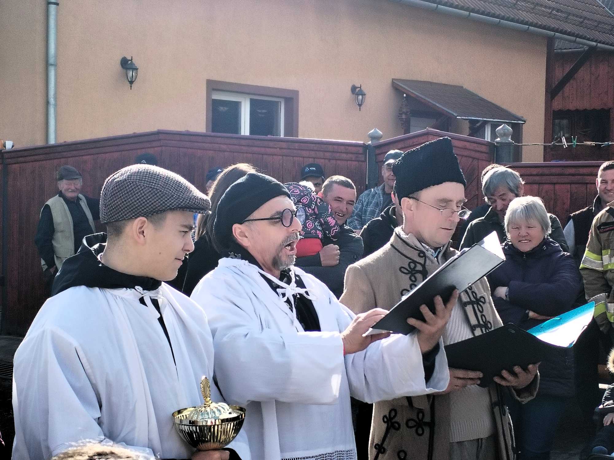 Kezdődik a szertartás.