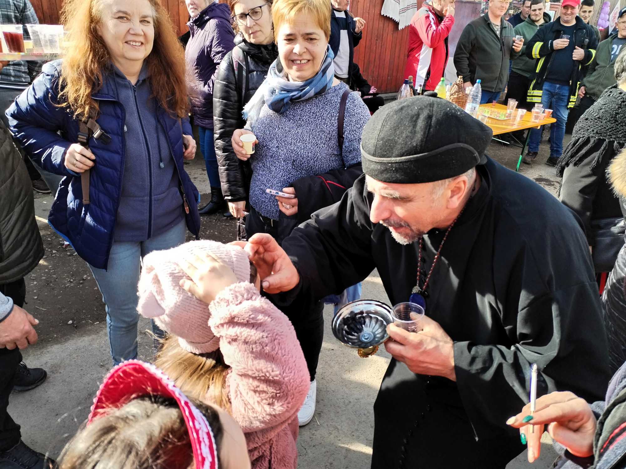 A "tisztelendő" osztja az áldást.