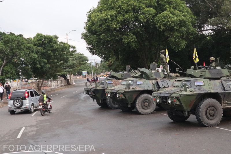 A kolumbiai hadsereg tagjai őrködnek a Simon Bolivar nemzetközi híd kolumbiai oldalán, a venezuelai határ mentén a Caracast és környékét ért támadások után. | Fotó: Agerpres
