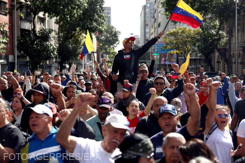 Tüntetnek a kormány támogatói a Mireflores-palota közelében, követelve Nicolas Maduro venezuelai elnök „visszatérését”. | Fotó: Agerpres