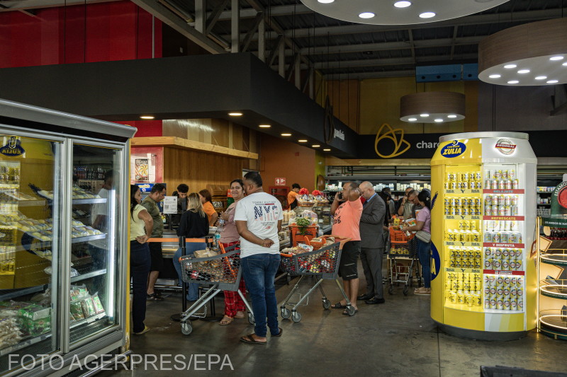 Az emberek sorban állnak, hogy élelmiszert vásároljanak Maracaibóban, Venezuela északnyugati részén arra az esetre, ha több napig be kellene zárkózniuk. | Fotó: Agerpres