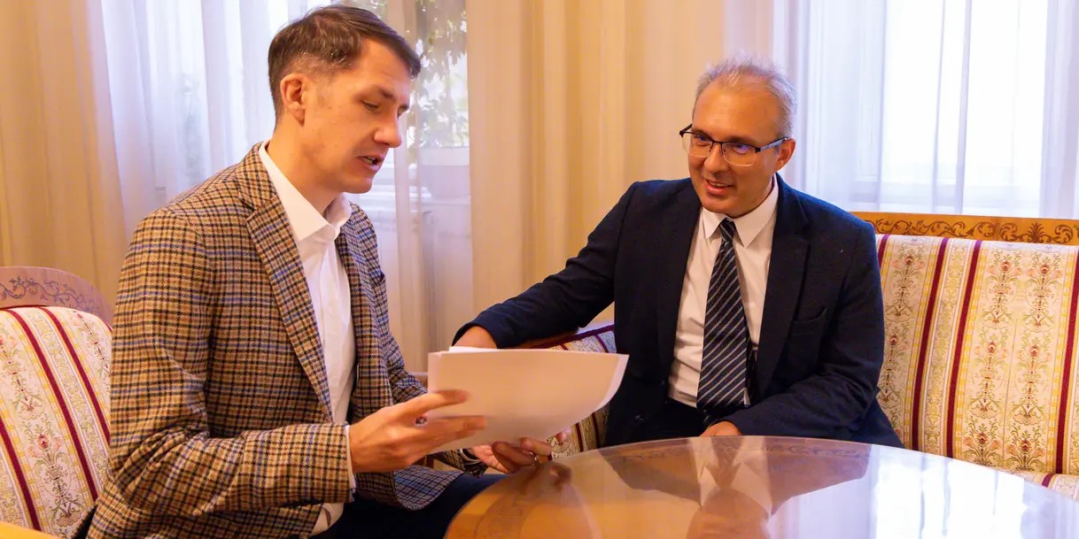 Dudás Attila, a Korhecz Tamást váltó szerbiai magyar alkotmánybíró és Pásztor Bálint l Fotó: Facebook – Pásztor Bálint