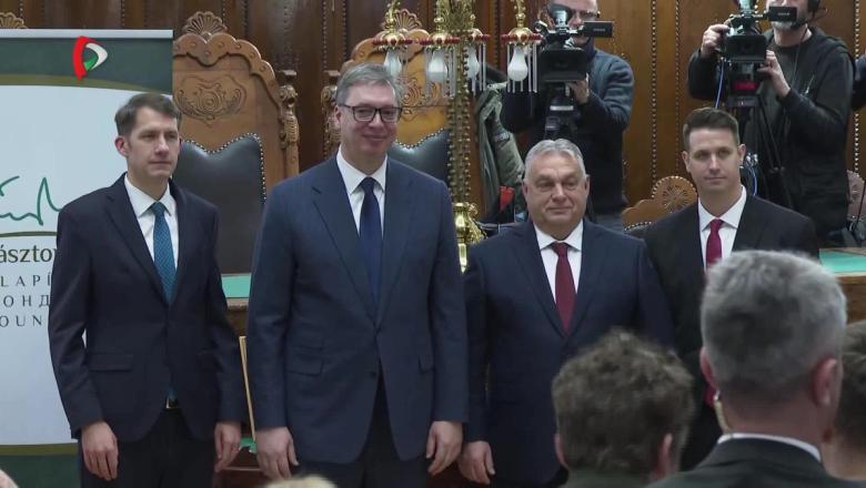 Orbán Viktor és Aleksandar Vučić a Pásztor István-díj kitüntetettjei a Pásztor fiúk társaságában a szabadkai városházán 2025. november 27-én l Fotó: pannonrtv.com