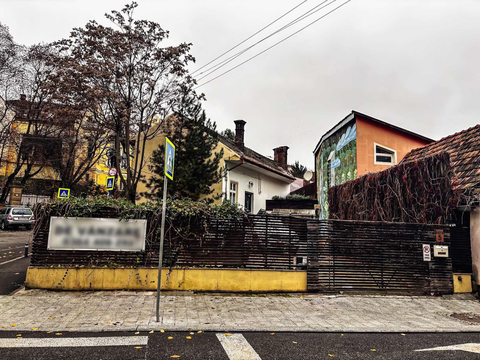 Az &eacute;p&uuml;let, ami a festm&eacute;nynek otthont ad, m&aacute;ra elad&oacute;v&aacute; v&aacute;lt, benőtte a gyom. Aki nem figyel,k&ouml;nnyen elker&uuml;lheti.