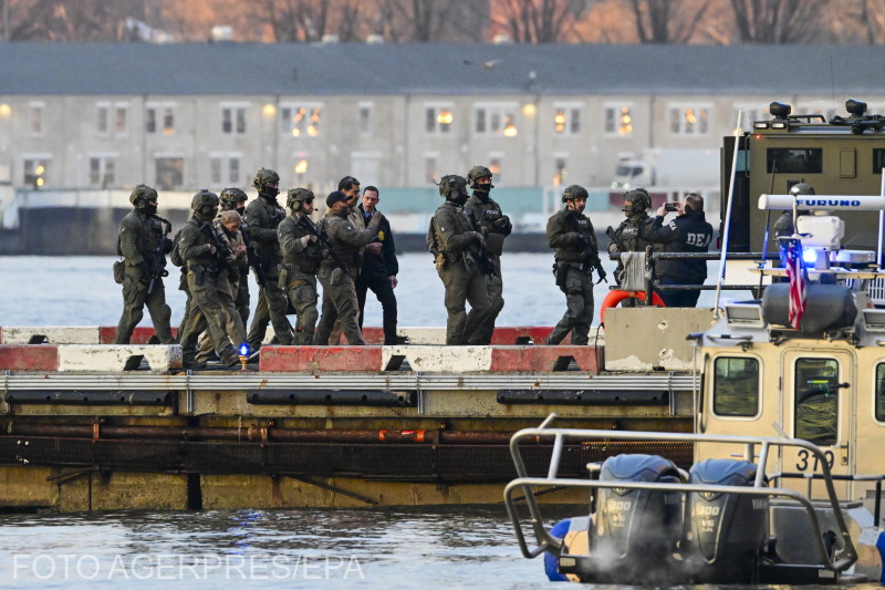 Nem kis fegyveres kísérettel hozták a két rabot. 