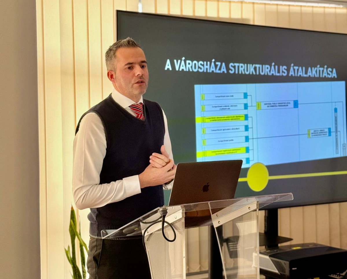Wolfhart Rudolf főjegyző ismertette az elmúlt évek tevékenységét | Fotó: Csíkszereda Városháza