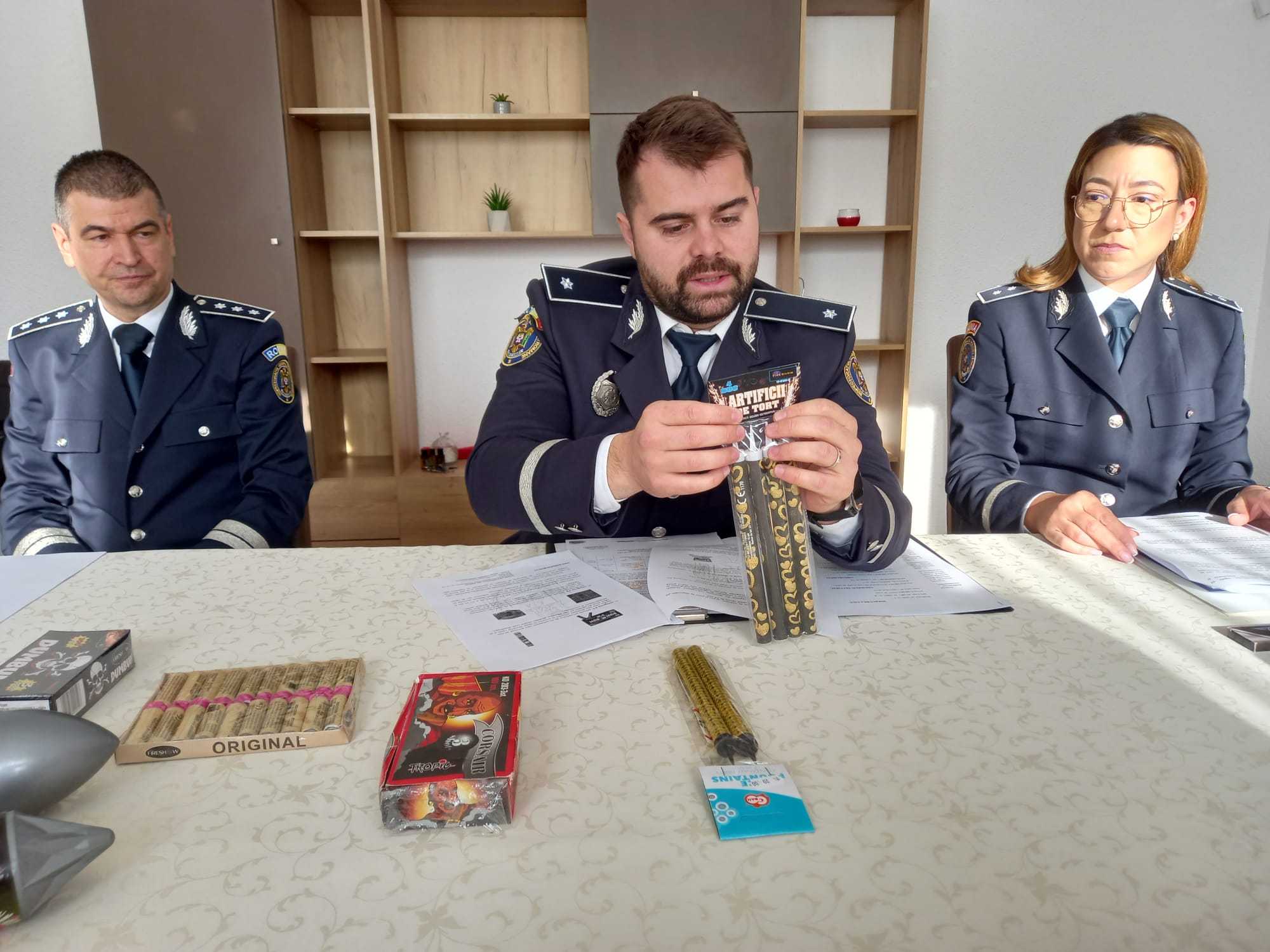 Mic Eduard Cristian néhány lefoglalt pirotechnikai eszközt mutat | Fotó: Márk Boglárka (archív)