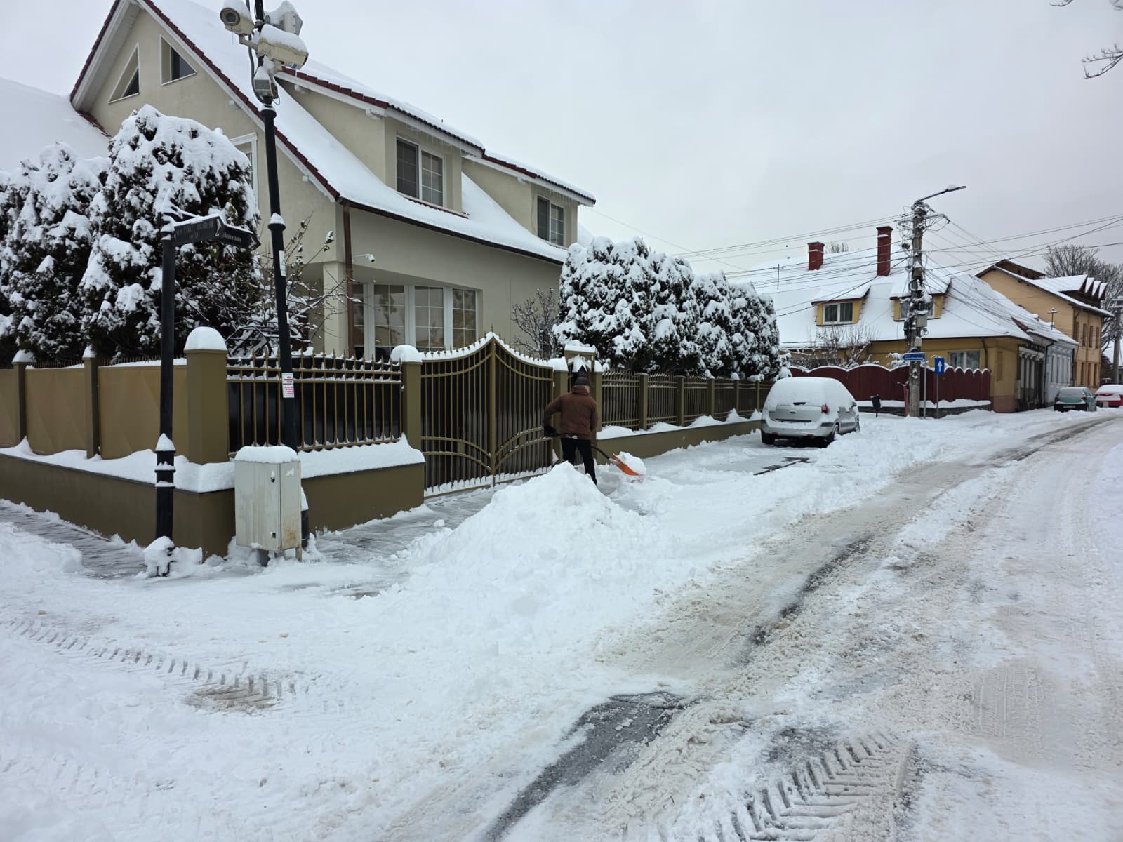 A tetőkben is kárt tehet a hótömeg.