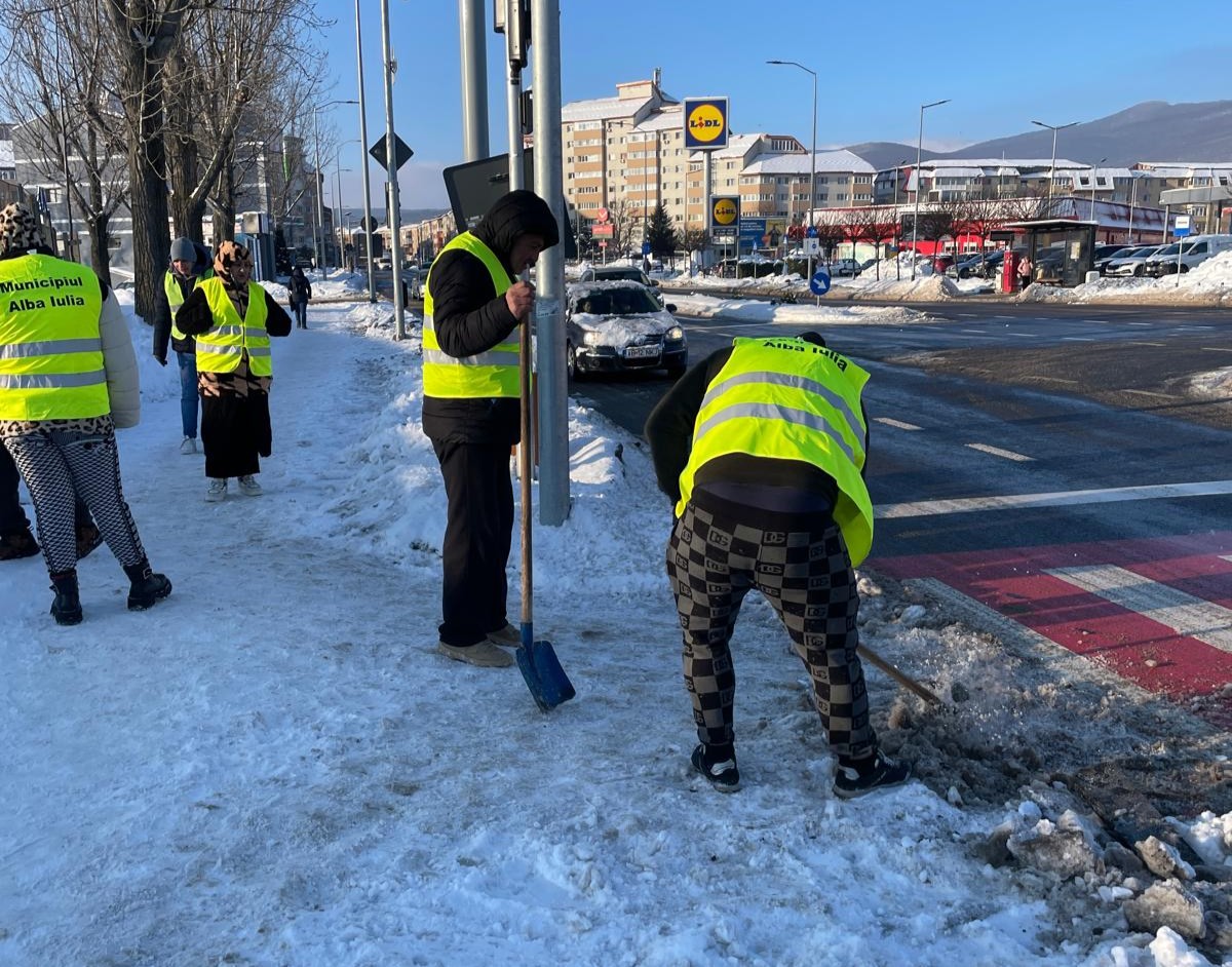 A szociális segélyben részesülőket is munkára fogták | Fotó: Municipiul Alba Iulia/Facebook