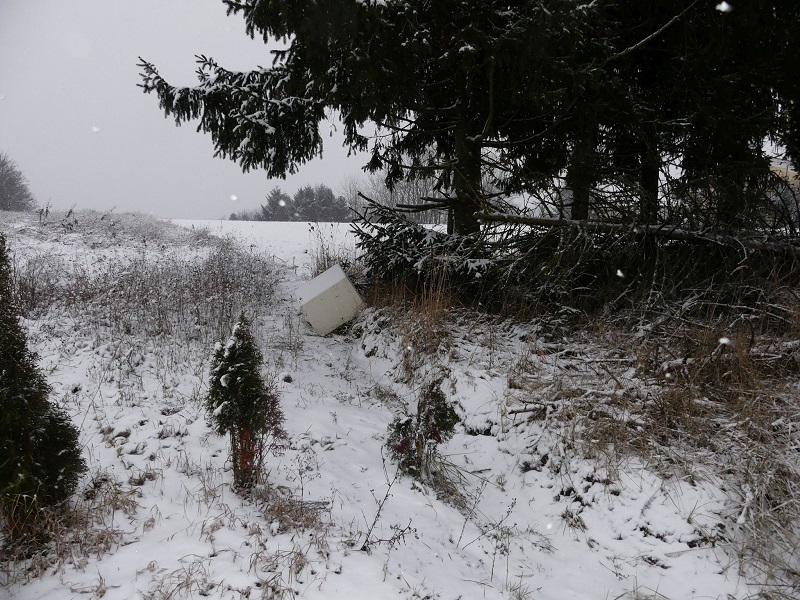 Kidobtak egy lemezszekrényt egy kocsiból, majd elhajtottak | Fotó: Magyar Rendőrség