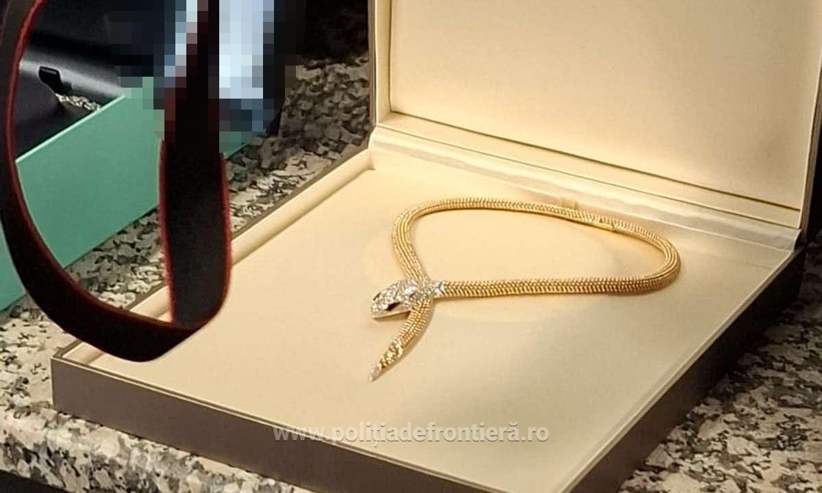 Az ékszereket és a pénzt lefoglalták vizsgálatra. 