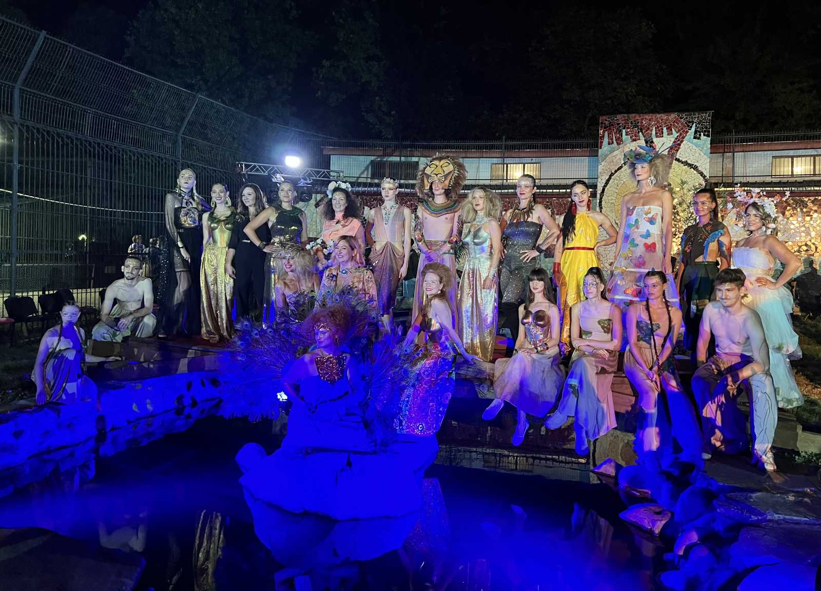 Divatbemutató az oroszlánkifutóban | Fotó: Rákóczi Kinga