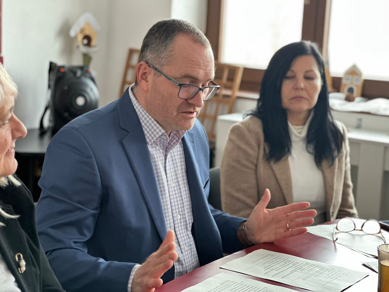 Korodi Attila és Sógor Enikő a hétfői sajtóeseményen. | Fotó: Csíkszereda városháza