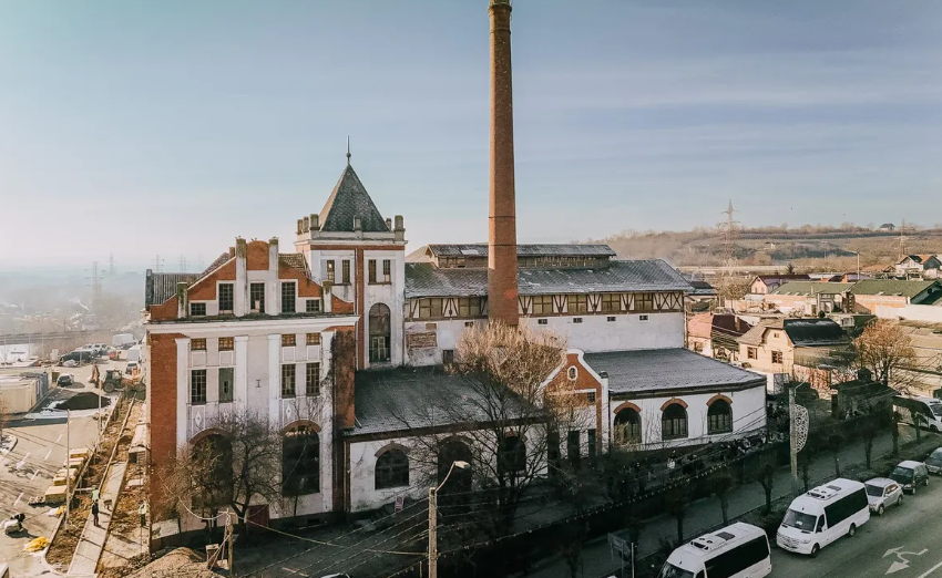 Az épület 8400 négyzetméteres.