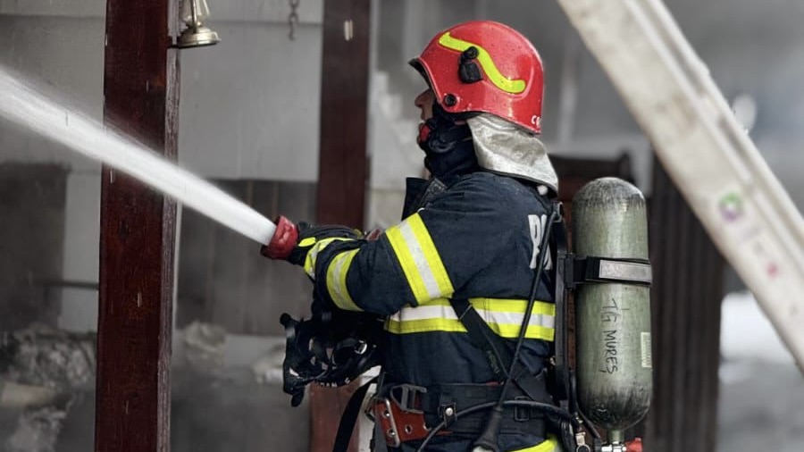 Lángra kapott az ingatlan tetőszerkezete | Fotó: Maros Megyei Katasztrófavédelmi Felügyelőség