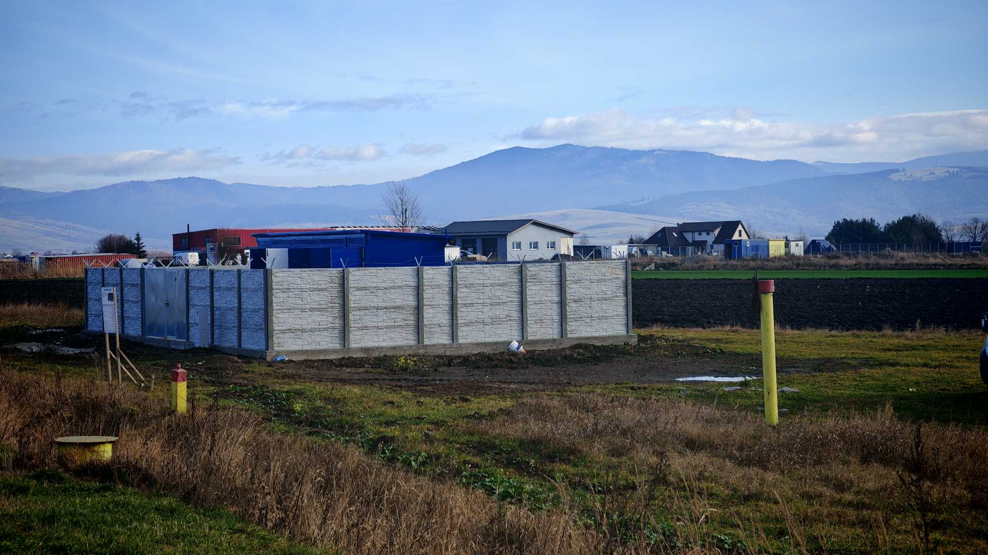 A gáznyomáscsökkentő állomás Oroszfalu végében