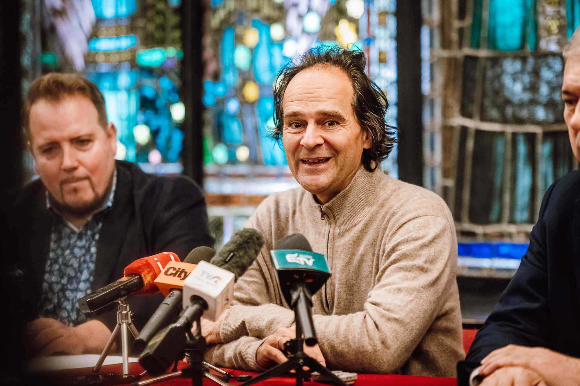 György Levente a Marosvásárhelyi Állami Filharmónia igazgatója, Bogányi Gergely zongoraművész és Péter Ferenc a Maros Megyei Tanács elnöke marosvásárhelyi sajtóértekezleten jelentették be a novemberi koncertet | Fotó: Bereczky Sándor