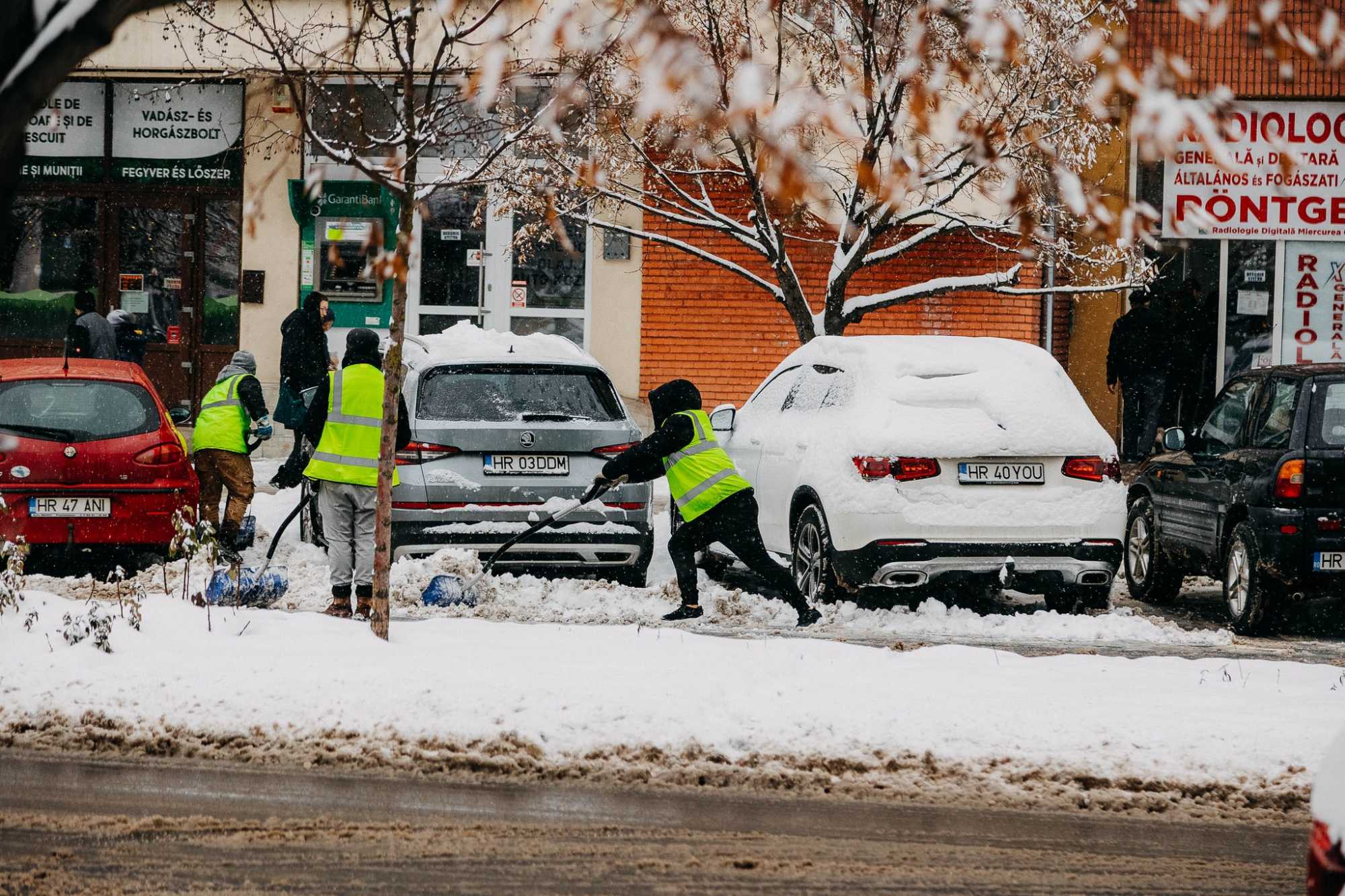 Az Eco Csík munkatársai laptáttal takarítják a parkolókat | Fotó: Csíkszereda Városháza/Facebook