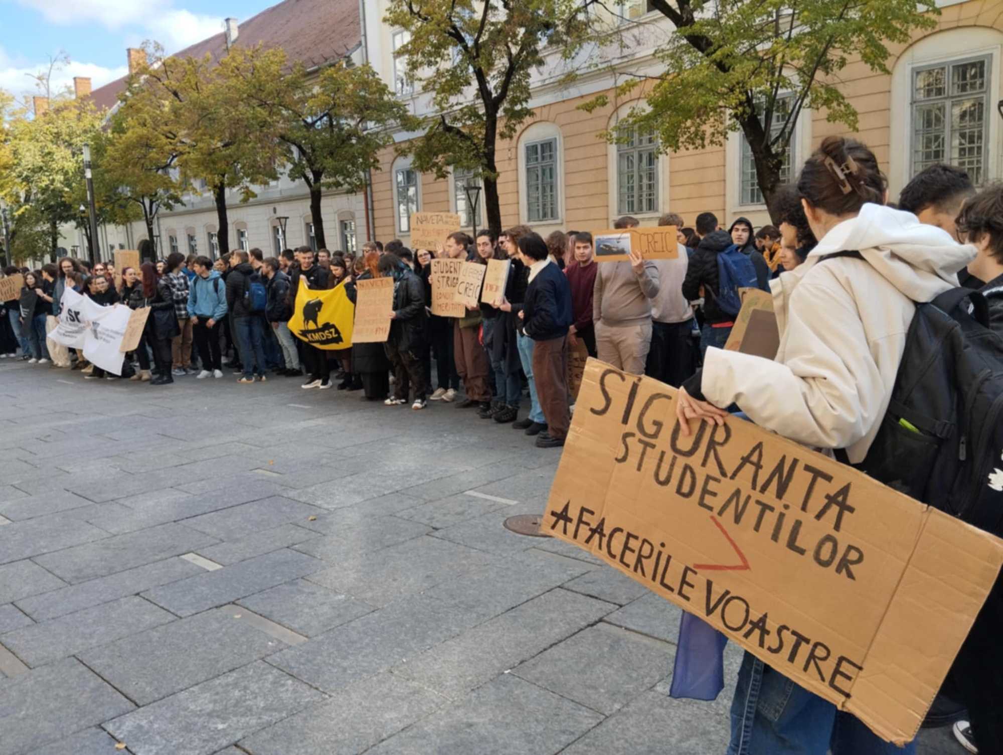 A BBTE főépülete előtt is tiltakoztak az ősz folyamán. | A szerző felvétele