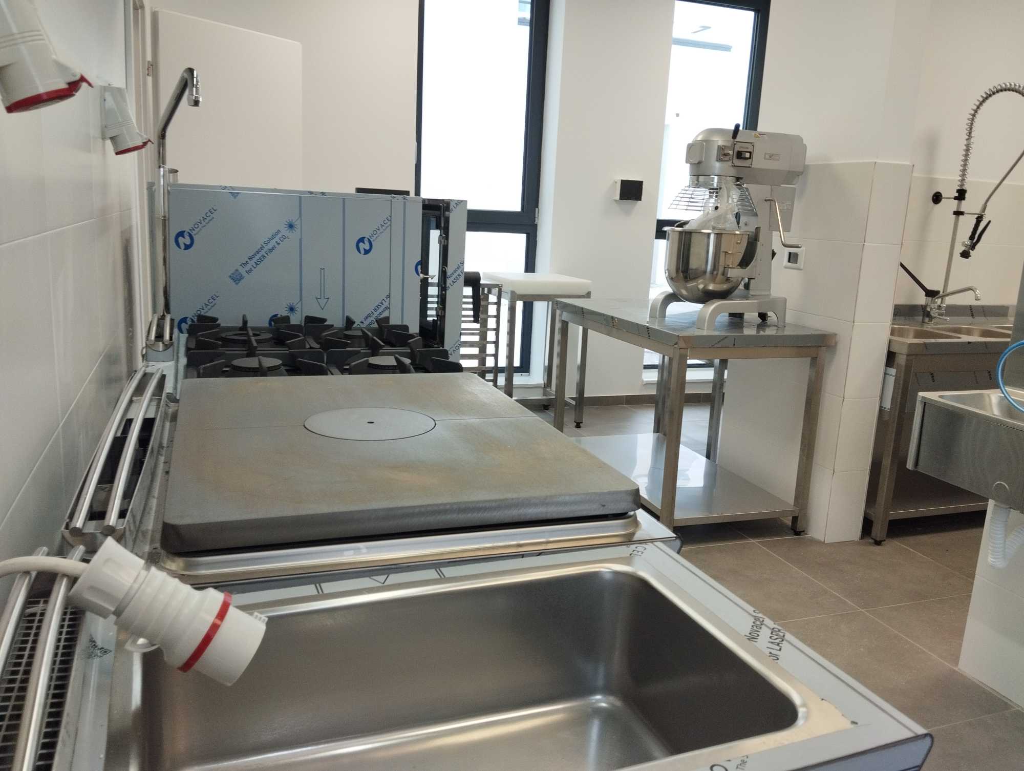 Modern eszközökkel szerelték fel. 