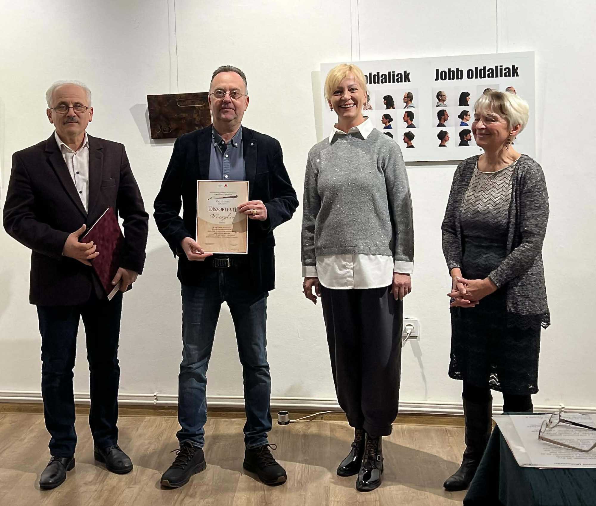 Díjazás a Bernády házban. Pataky István főszerkesztő-helyettes vette át az oklevelet | Fotó: Maszol