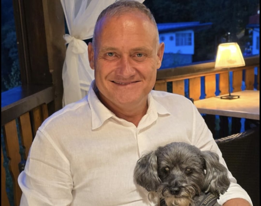 Jakab Zsombor igazgató, producer és kiskutyája Jefferson | Fotó: Facebook 