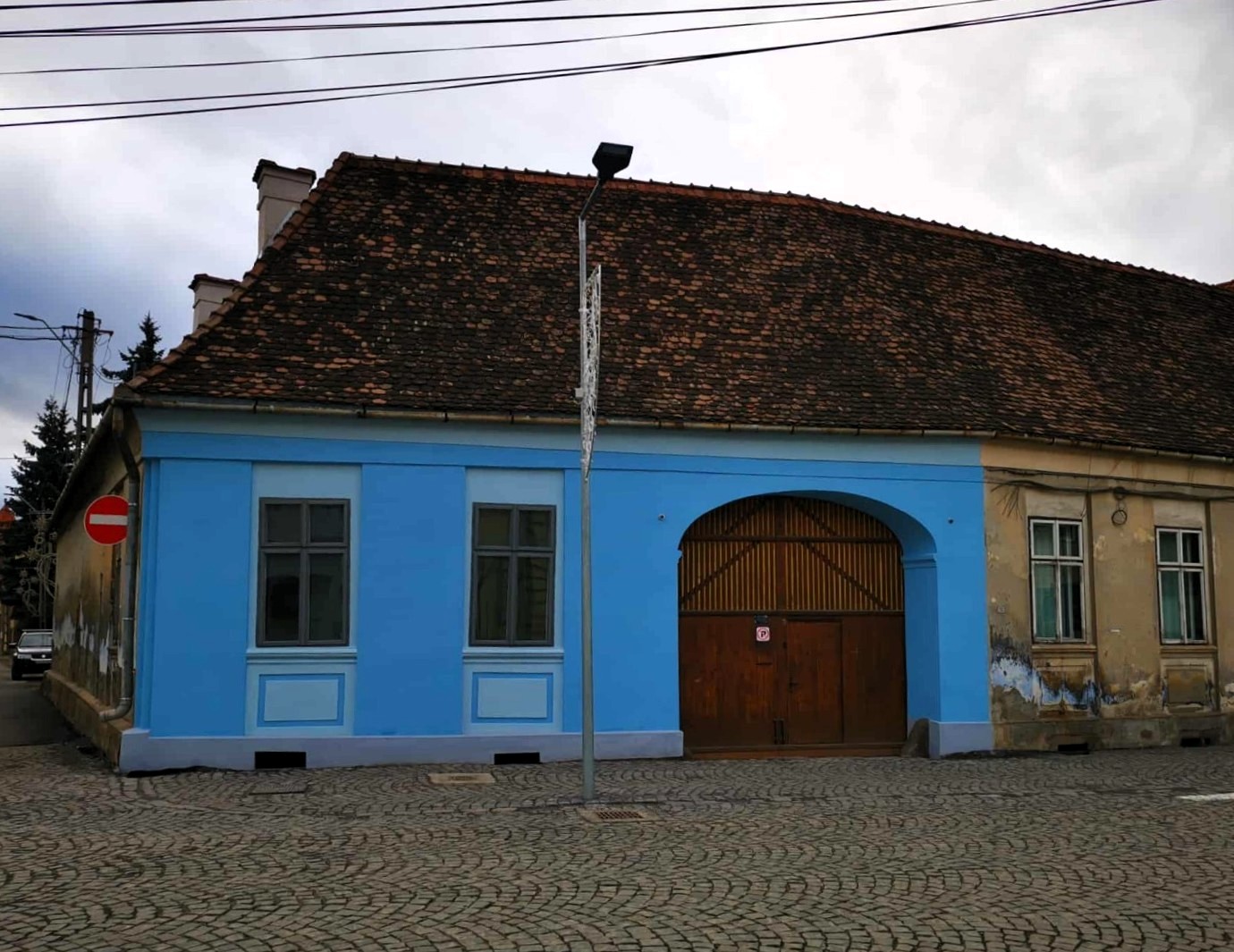 A gyergyószentmiklósi Bocsánzy-házat kívülről meszelték le