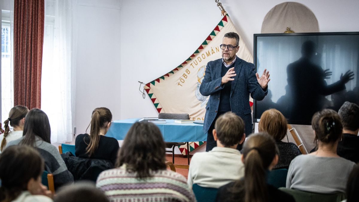 Hatos Pál a békéscsabai Andrássy gimnáziumban 2025. december 17-én l Fotó: beol.hu/Bencsik Ádám