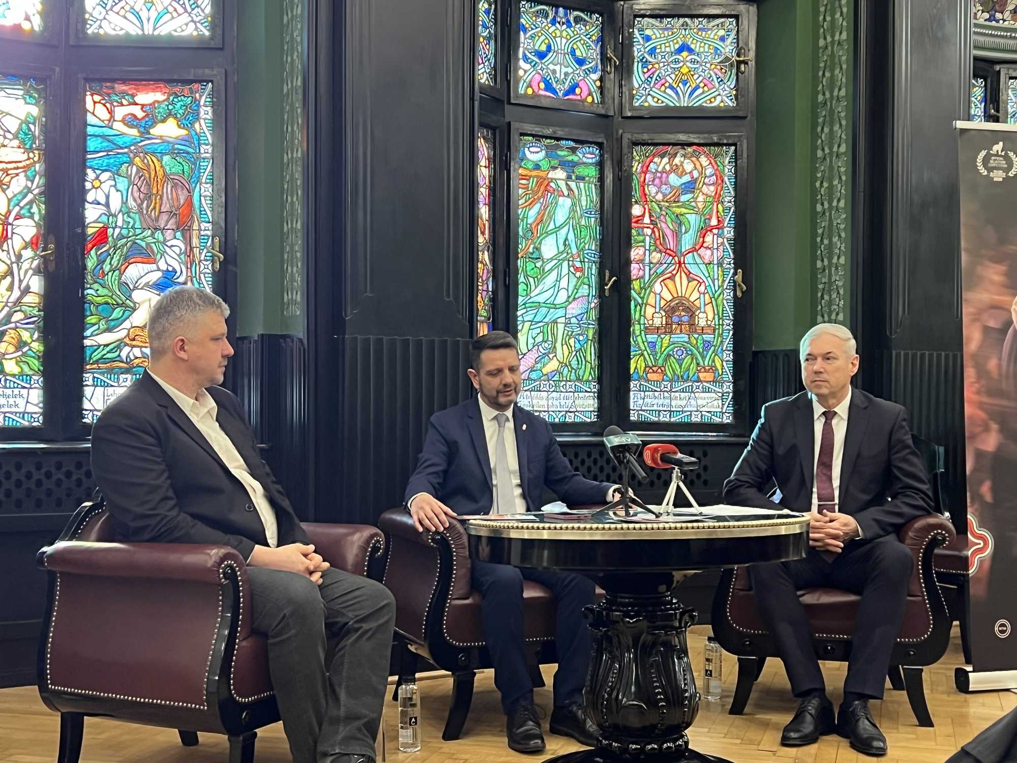 Soós Zoltán polgármester, Dolhai István főkonzul, Péter Ferenc a Maros Megyei Tanács elnöke a Kultúrpalota tükörtermében | Fotó: Rákóczi Kinga