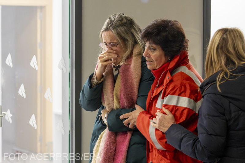 Az áldozatok hozzátartozói érkeznek hétfőn, hogy hírt kapjanak. | Fotó: Agerpres/EPA