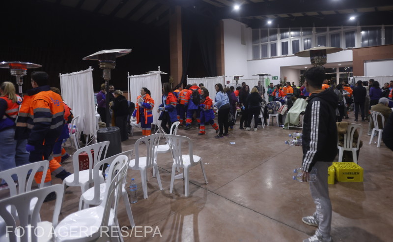 A mentőszolgálat egy sportközpontban látja el a könnyebb sérüléseket szenvedett utasokat. | Fotó: AgerpresEPA