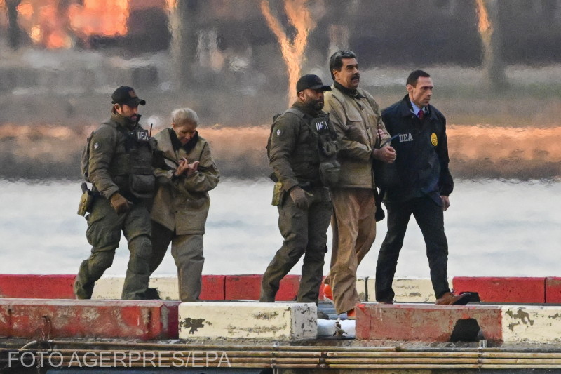 Bilincsben vitték az elfogott elnököt és feleségét a bíróságra. | Fotó: Agerpres/EPA