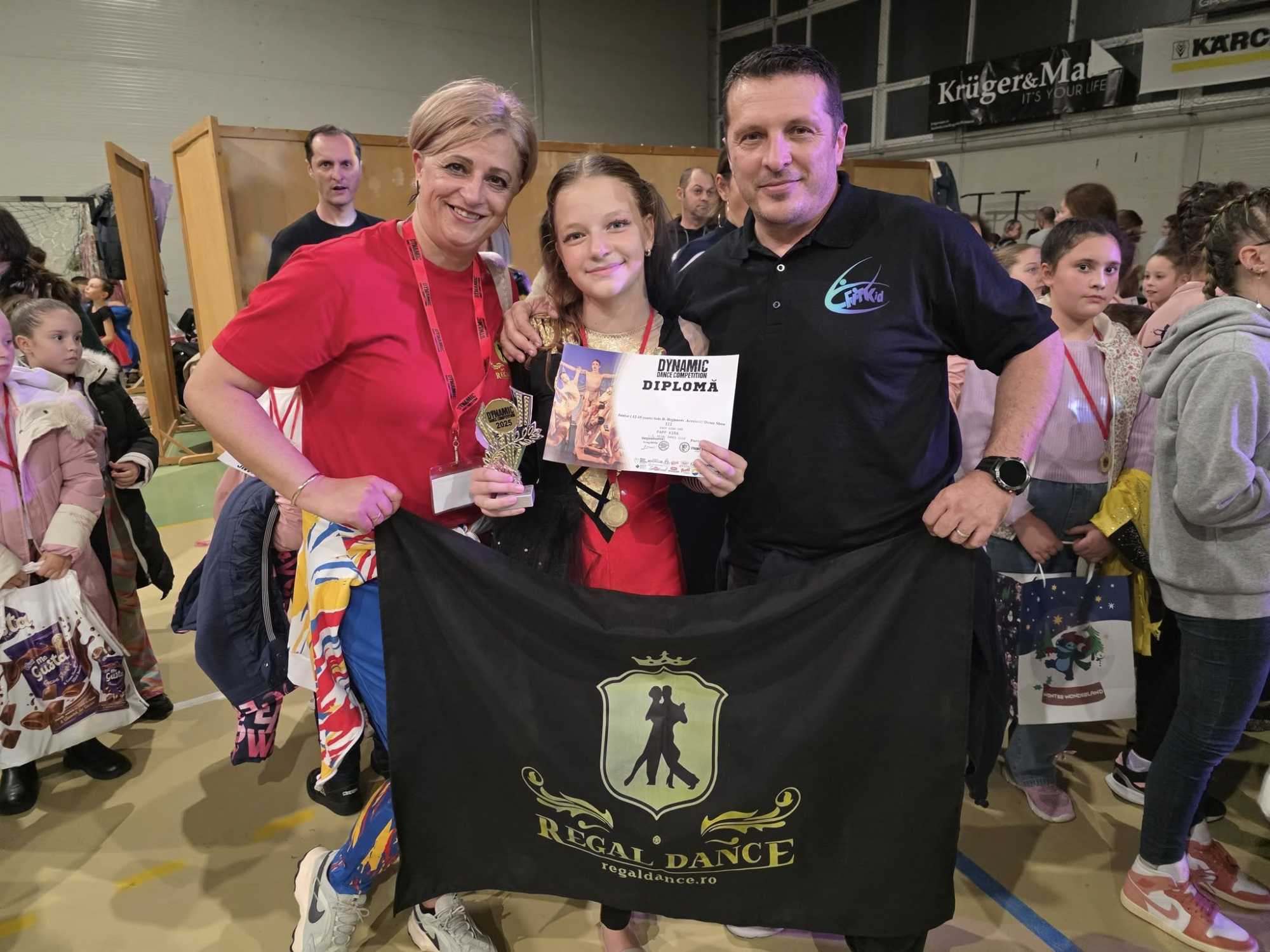 Támogató közeg veszi körül Papp Kírát | Fotó: Kulcsár Mária