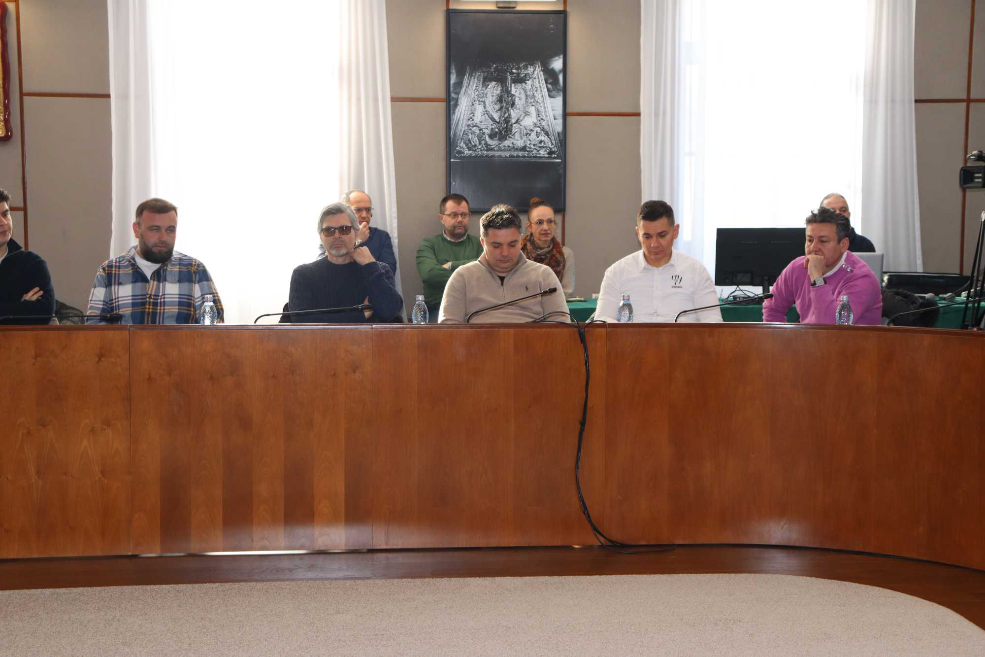 Egy sor feltételnek kell megfelelniük az érdeklődőknek. 