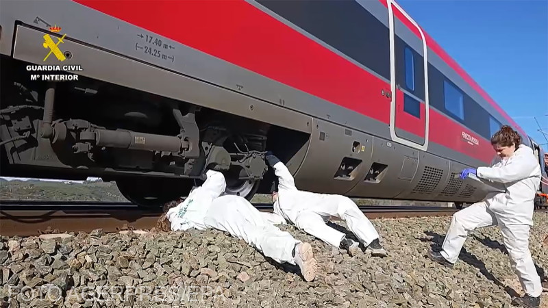 A polgárőrség tagjai bizonyítékokat keresnek az egyik megrongálódott vasúti kocsi alatt. | Fotó: spanyol polgárőrség/Agerpres