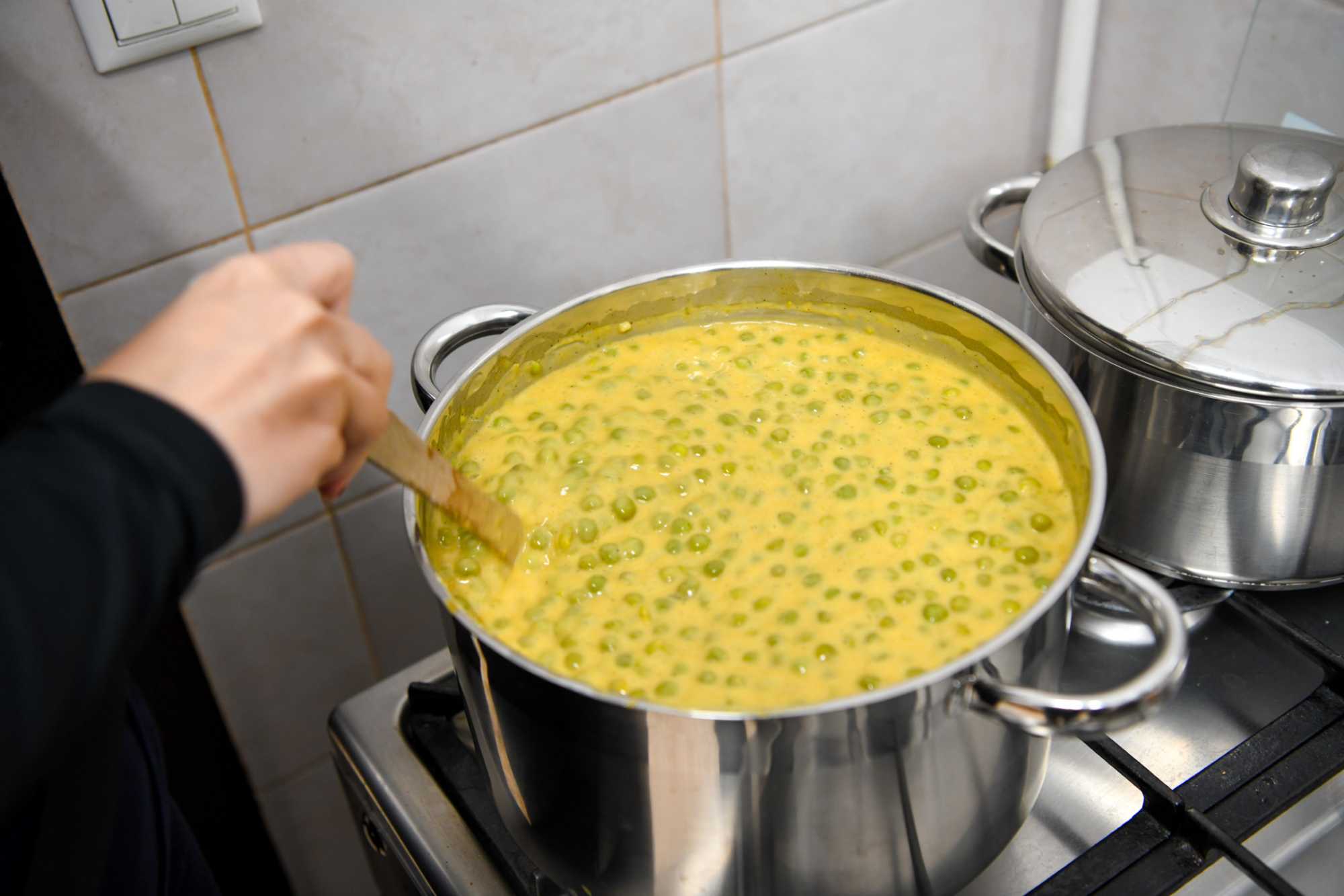 Főtt ételt és meleg teát visznek minden bajbajutottnak