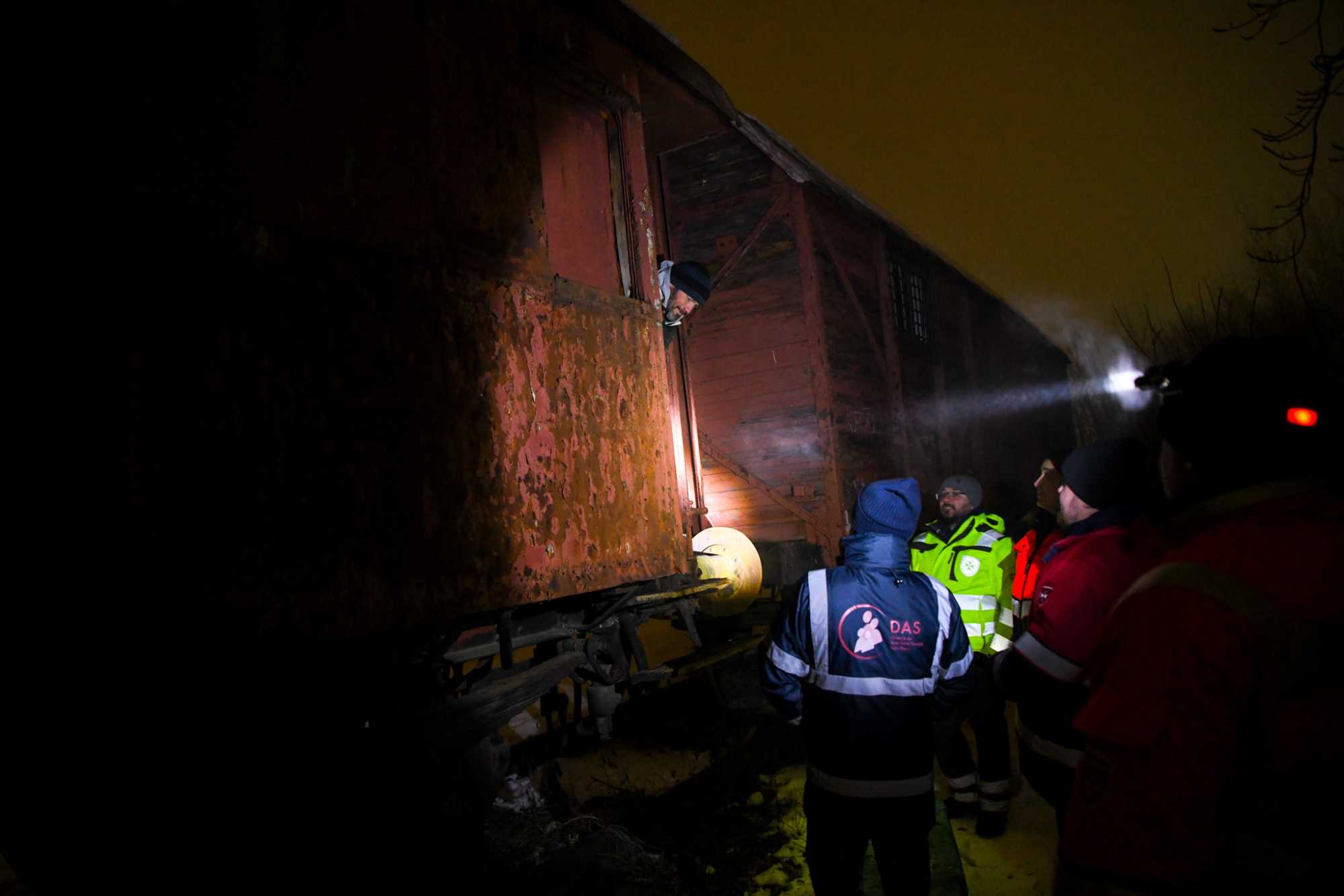 Többen is elhagyatott tehervagonokban húzzák meg magukat
