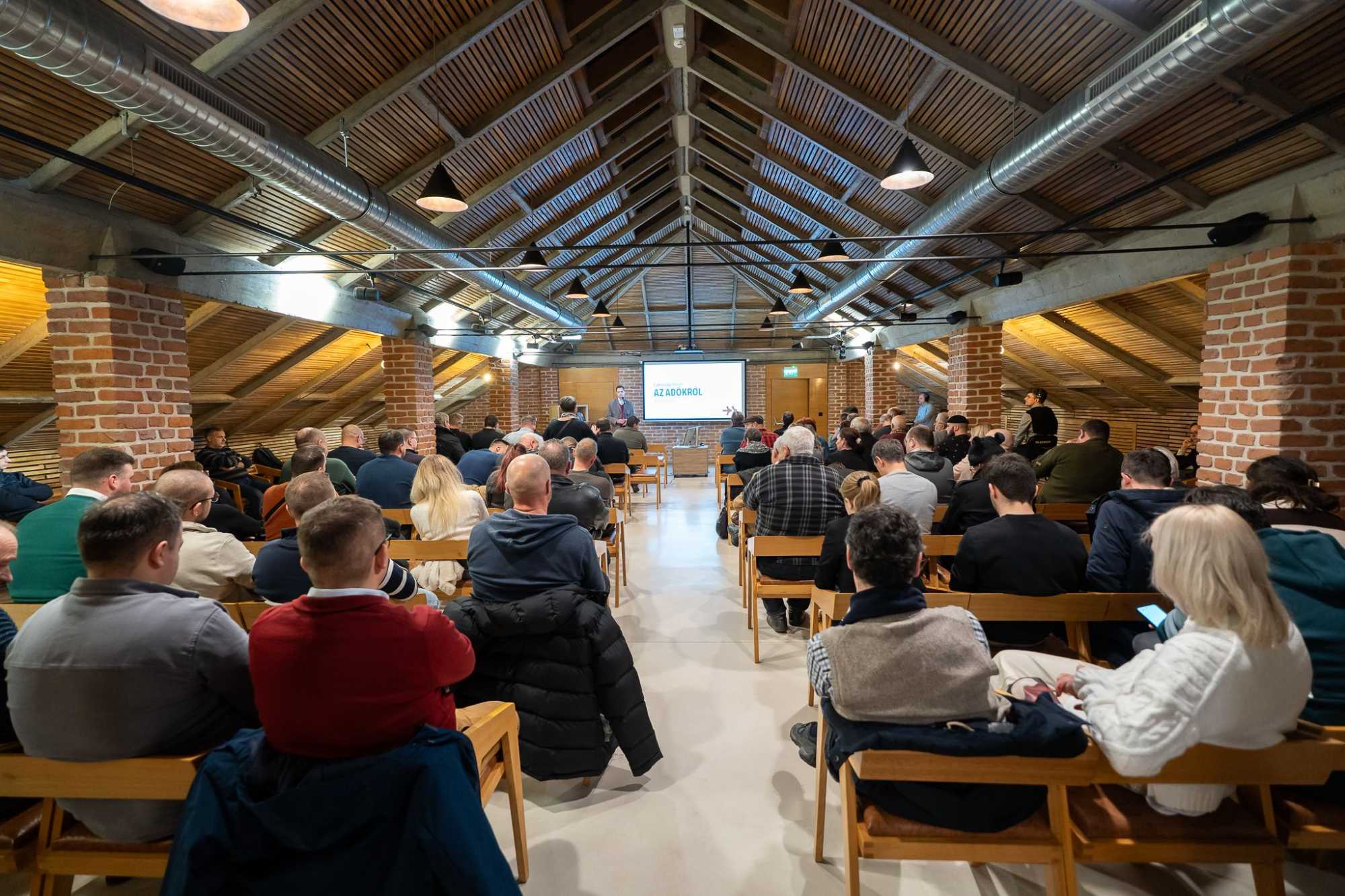 A hibrid autókkal kapcsolatos probléma visszatérő elem volt.
