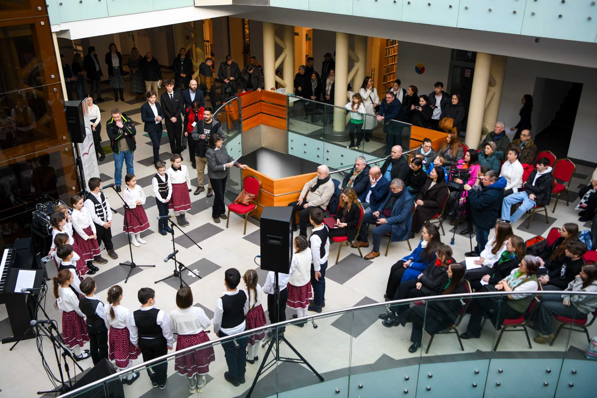 A könyvtárban folytatódott az ünnepség | Fotó: A szerző felvétele