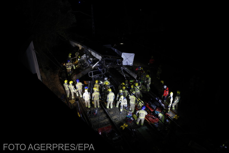A Generalitat tűzoltói dolgoznak azon a helyen, ahol a vonat nekiütközött a leomlott és sínekre zuhant falnak. | Fotó: Agerpres