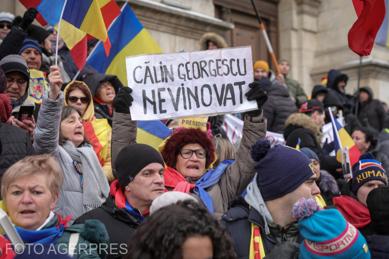 Támogatói várták és üdvözölték Călin Georgescut az ítélőtábla előtt.